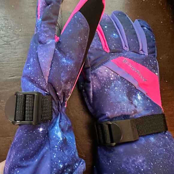 Girls Gloves. Pink/Purple. ***New*** - Picture 3 of 4